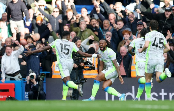 Man City phả hơi nóng lên Arsenal nhờ thắng đậm Chelsea, Tottenham chính thức 'lâm nguy' Man City phả hơi nóng lên Arsenal nhờ thắng đậm Chelsea, Tottenham chính thức 'lâm nguy'