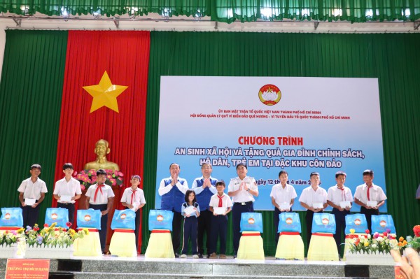 TP.HCM: 2,25 tỉ đồng chăm lo quân và dân đặc khu Côn Đảo TP.HCM: 2,25 tỉ đồng chăm lo quân và dân đặc khu Côn Đảo