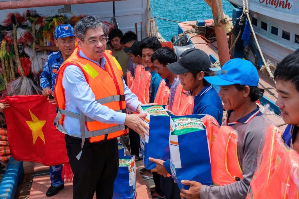 TP.HCM: 2,25 tỉ đồng chăm lo quân và dân đặc khu Côn Đảo TP.HCM: 2,25 tỉ đồng chăm lo quân và dân đặc khu Côn Đảo