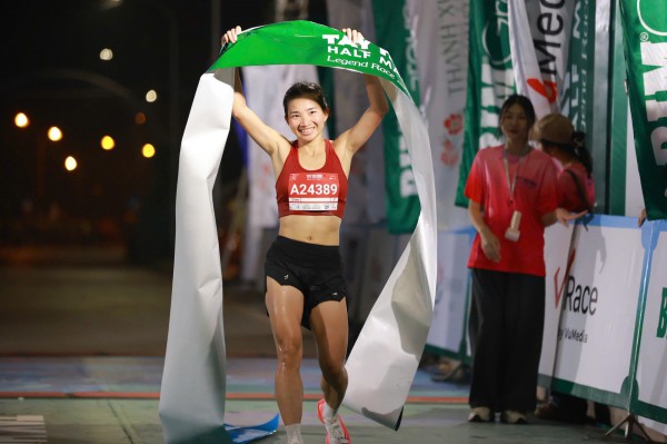 Nguyễn Thị Oanh và Nguyễn Trung Cường xuất sắc giành chức vô địch giải bán marathon Tây Hồ Nguyễn Thị Oanh và Nguyễn Trung Cường xuất sắc giành chức vô địch giải bán marathon Tây Hồ