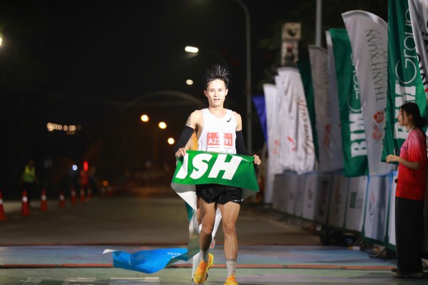Nguyễn Thị Oanh và Nguyễn Trung Cường xuất sắc giành chức vô địch giải bán marathon Tây Hồ Nguyễn Thị Oanh và Nguyễn Trung Cường xuất sắc giành chức vô địch giải bán marathon Tây Hồ