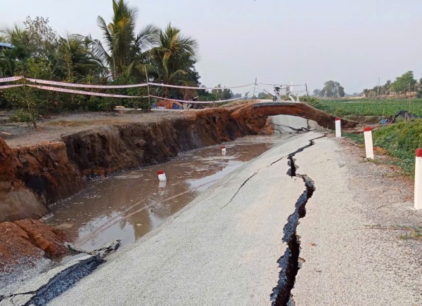 Sạt lở đường ven sông ở Tây Ninh, giao thông bị chia cắt