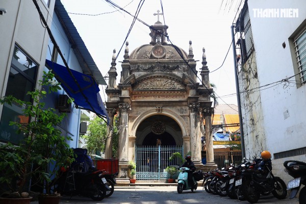 Mộ cổ kiến trúc giống nhà thờ 112 năm ở TP.HCM: Dấu tích tri huyện xưa Mộ cổ kiến trúc giống nhà thờ 112 năm ở TP.HCM: Dấu tích tri huyện xưa