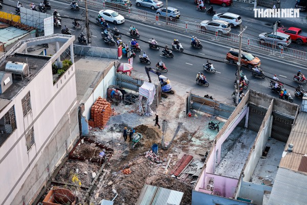 Người dân TP.HCM dỡ nhà, nhường đất mở rộng quốc lộ 13