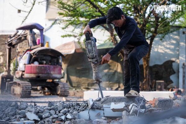 Người dân TP.HCM dỡ nhà, nhường đất mở rộng quốc lộ 13