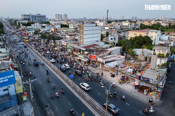 Người dân TP.HCM dỡ nhà, nhường đất mở rộng quốc lộ 13