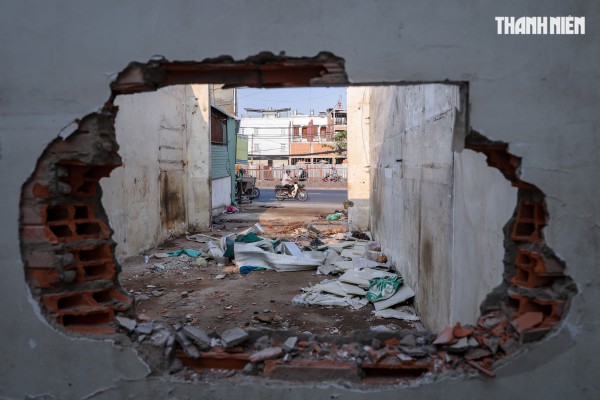 Người dân TP.HCM dỡ nhà, nhường đất mở rộng quốc lộ 13