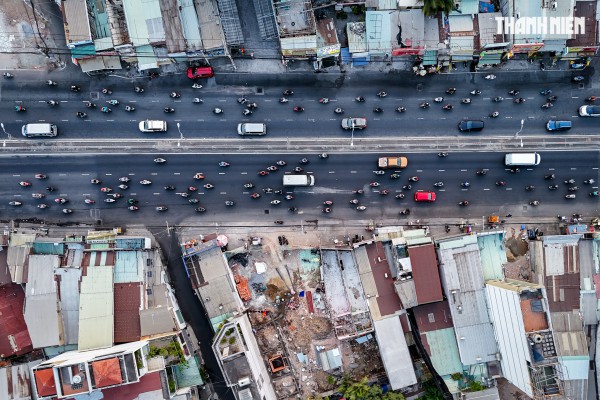 Người dân TP.HCM dỡ nhà, nhường đất mở rộng quốc lộ 13