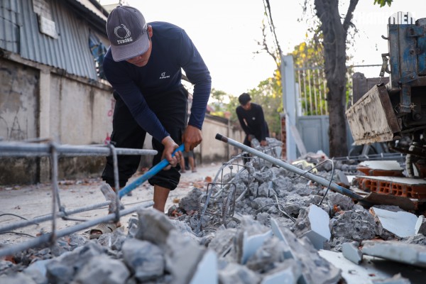 Người dân TP.HCM dỡ nhà, nhường đất mở rộng quốc lộ 13