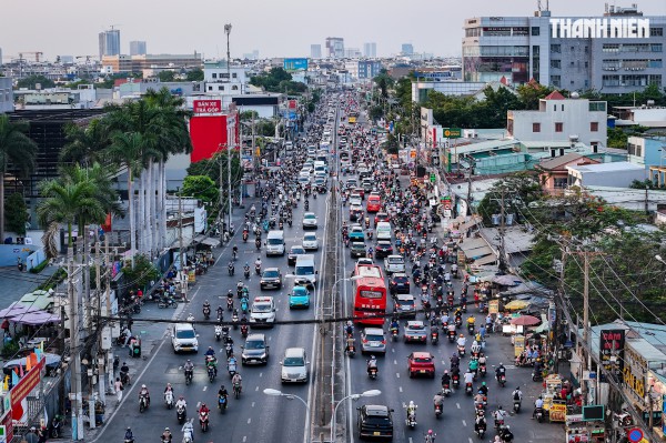 Người dân TP.HCM dỡ nhà, nhường đất mở rộng quốc lộ 13