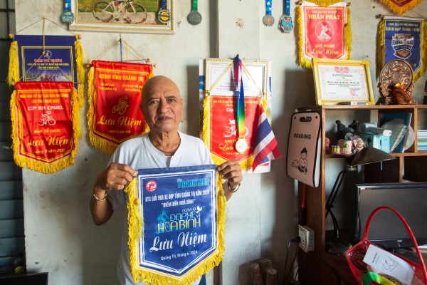 VĐV 76 tuổi đạp xe 'Chung tay kiến tạo hòa bình' tri ân người ông liệt sĩ VĐV 76 tuổi đạp xe 'Chung tay kiến tạo hòa bình' tri ân người ông liệt sĩ
