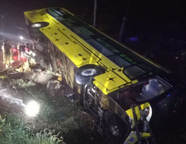 Xe khách lao xuống mương lúc mưa lớn, 9 người thoát nạn trong gang tấc Xe khách lao xuống mương lúc mưa lớn, 9 người thoát nạn trong gang tấc