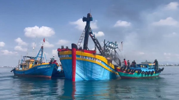 Cháy tàu cá trên biển Phan Thiết, cột khói bốc cao