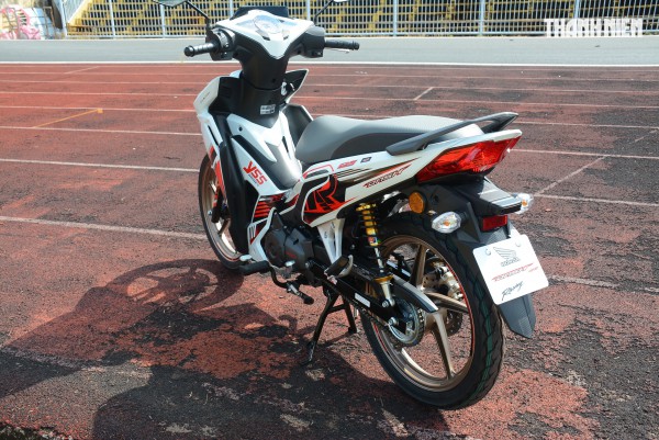 Giá bán cao hơn SH 125i, xe máy số Honda Dash 125 có gì hút khách Việt?