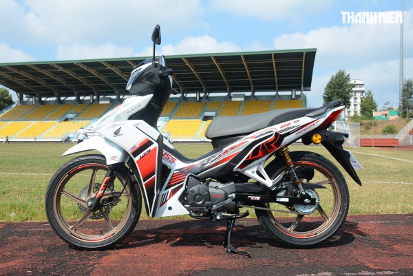 Giá bán cao hơn SH 125i, xe máy số Honda Dash 125 có gì hút khách Việt?