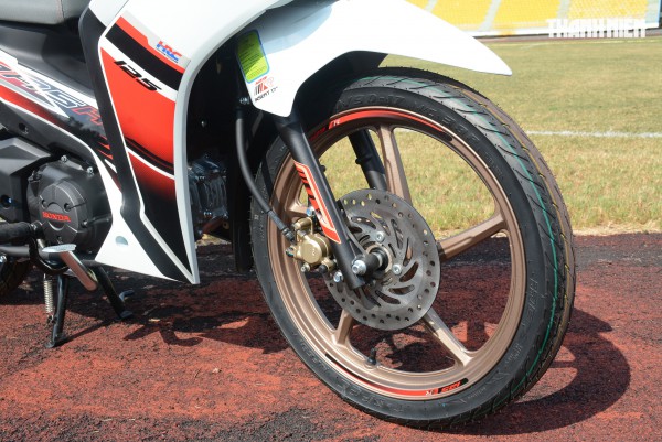 Giá bán cao hơn SH 125i, xe máy số Honda Dash 125 có gì hút khách Việt?