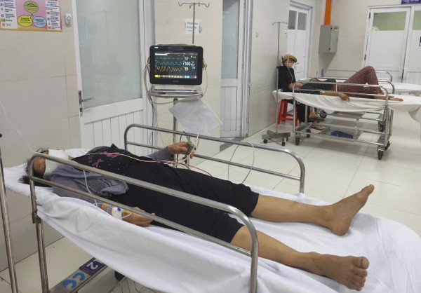 TP.HCM: 11 công nhân đi cấp cứu sau bữa ăn trưa TP.HCM: 11 công nhân đi cấp cứu sau bữa ăn trưa