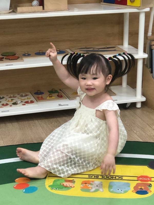 Cô giáo mầm non kiêm nhà tạo mẫu tóc, dân mạng bật cười vì quá ngộ nghĩnh