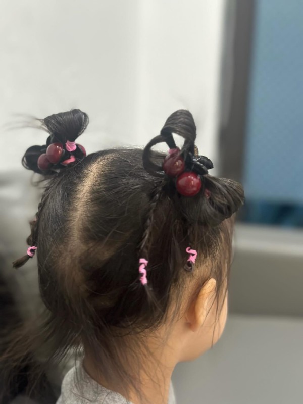 Cô giáo mầm non kiêm nhà tạo mẫu tóc, dân mạng bật cười vì quá ngộ nghĩnh