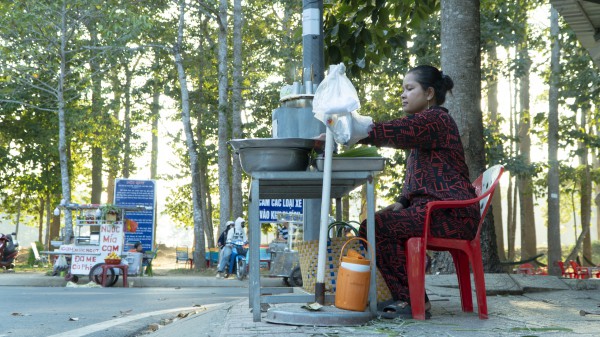 Bánh cốm ống của người Khmer: Món ăn tỏa khói nghi ngút bên ao Bà Om