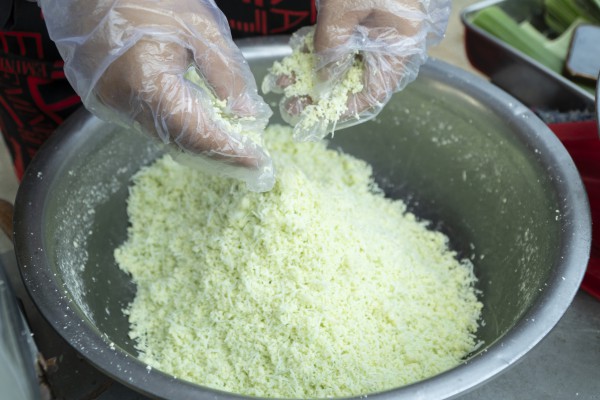 Bánh cốm ống của người Khmer: Món ăn tỏa khói nghi ngút bên ao Bà Om