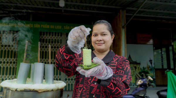Bánh cốm ống của người Khmer: Món ăn tỏa khói nghi ngút bên ao Bà Om