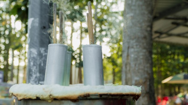 Bánh cốm ống của người Khmer: Món ăn tỏa khói nghi ngút bên ao Bà Om