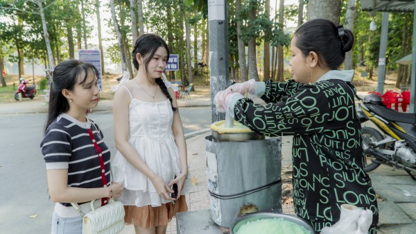 Bánh cốm ống của người Khmer: Món ăn tỏa khói nghi ngút bên ao Bà Om