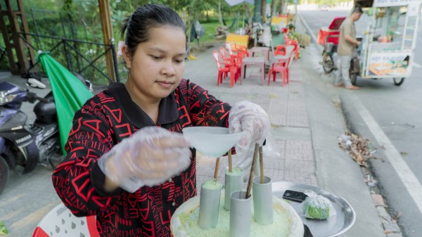 Bánh cốm ống của người Khmer: Món ăn tỏa khói nghi ngút bên ao Bà Om