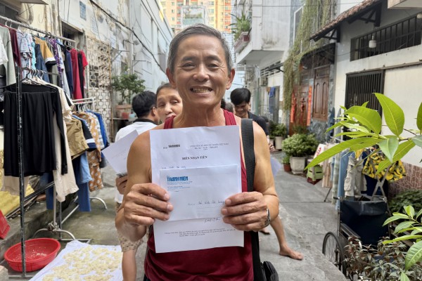 'Xóm vé số xứ Nẫu' ở TP.HCM: Nhận gần 100 triệu đồng, nhiều người bật khóc