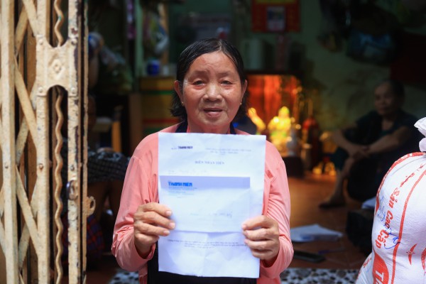 'Xóm vé số xứ Nẫu' ở TP.HCM: Nhận gần 100 triệu đồng, nhiều người bật khóc