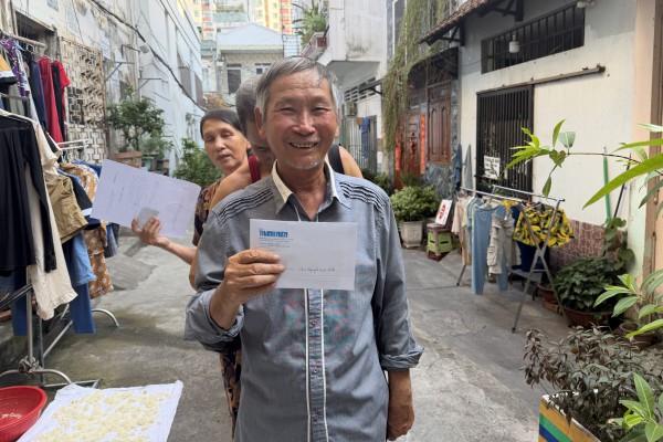 'Xóm vé số xứ Nẫu' ở TP.HCM: Nhận gần 100 triệu đồng, nhiều người bật khóc