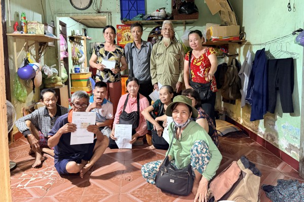 'Xóm vé số xứ Nẫu' ở TP.HCM: Nhận gần 100 triệu đồng, nhiều người bật khóc