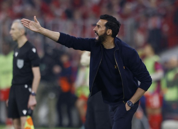 HLV Real Madrid và cầu thủ 'công kích' trọng tài dữ dội, Chủ tịch Perez làm điều hiếm gặp