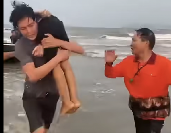 Hai anh em sinh đôi bị sóng cuốn trôi trên biển Cửa Lò Hai anh em sinh đôi bị sóng cuốn trôi trên biển Cửa Lò