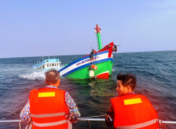 Tàu cá chìm cách bờ biển Đà Nẵng 4 hải lý, biên phòng ứng cứu thành công Tàu cá chìm cách bờ biển Đà Nẵng 4 hải lý, biên phòng ứng cứu thành công