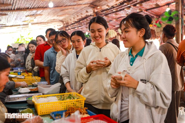 Buffet chay ở chùa TP.HCM có gì đặc biệt mà thu hút hàng ngàn người?