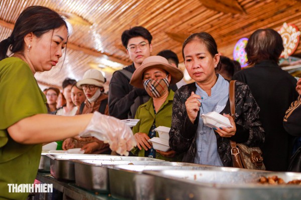 Buffet chay ở chùa TP.HCM có gì đặc biệt mà thu hút hàng ngàn người?