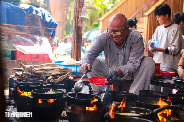 Buffet chay ở chùa TP.HCM có gì đặc biệt mà thu hút hàng ngàn người?