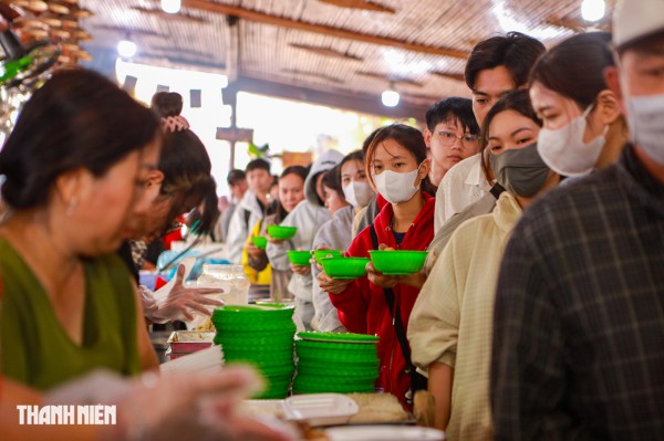 Buffet chay ở chùa TP.HCM có gì đặc biệt mà thu hút hàng ngàn người?