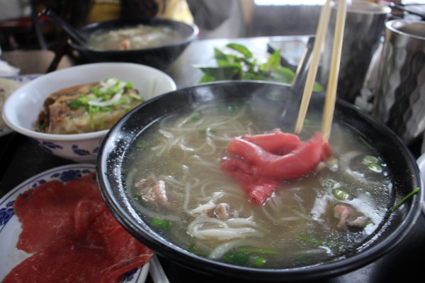 'Ăn phở thì chỉ có Phở 79': Quán ăn gia đình Việt ở Mỹ giành 'Oscar ẩm thực'