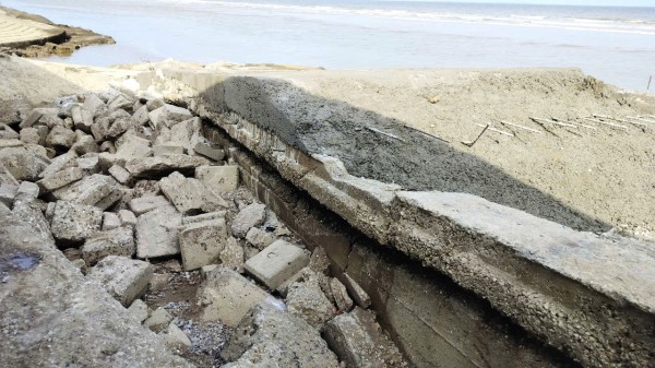 Kè biển Hải Tiến sụt lún bất thường