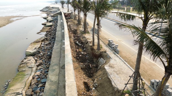 Kè biển Hải Tiến sụt lún bất thường