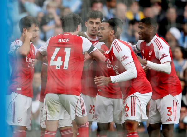 Haaland giúp Man City đánh bại Arsenal trận 'chung kết mùa', Liverpool giành 3 điểm phút 100