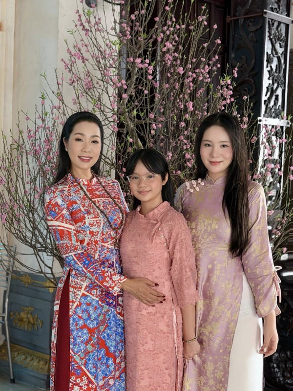 Nhan sắc con gái xinh như hoa hậu của NSND Trịnh Kim Chi 