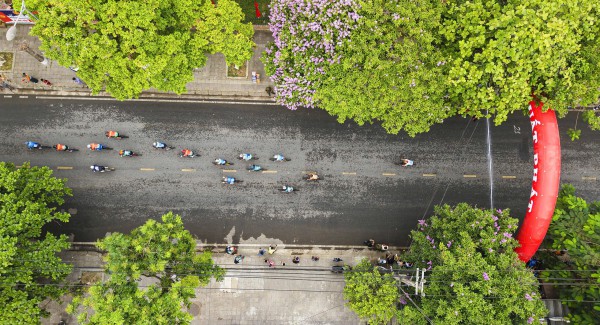 Sôi động cuộc đua xe đạp quanh Thành cổ