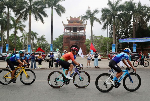 Sôi động cuộc đua xe đạp quanh Thành cổ