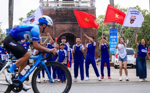 Sôi động cuộc đua xe đạp quanh Thành cổ