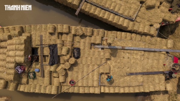 Nhộn nhịp chợ rơm cuộn Ba Lai: Nụ cười xua tan cái mệt dưới nắng hè