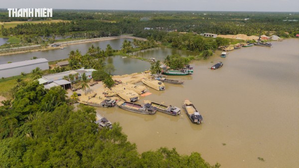 Nhộn nhịp chợ rơm cuộn Ba Lai: Nụ cười xua tan cái mệt dưới nắng hè